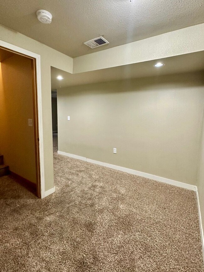 Building Photo - Updated 5-Bedroom Windsor Home - Available...