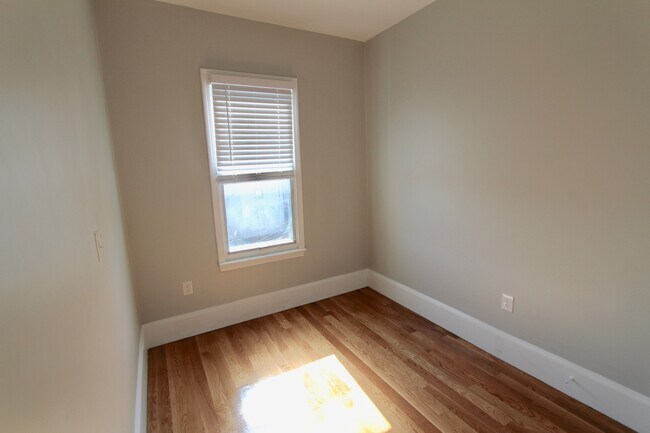 Building Photo - 460 Saratoga St