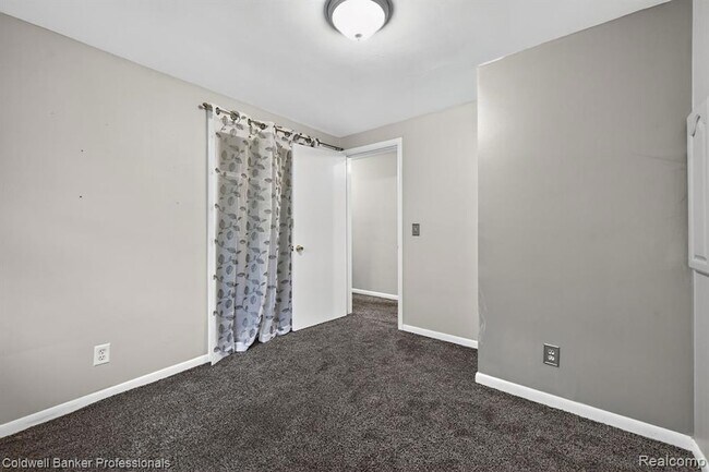 Building Photo - 4448 Greenwood Dr