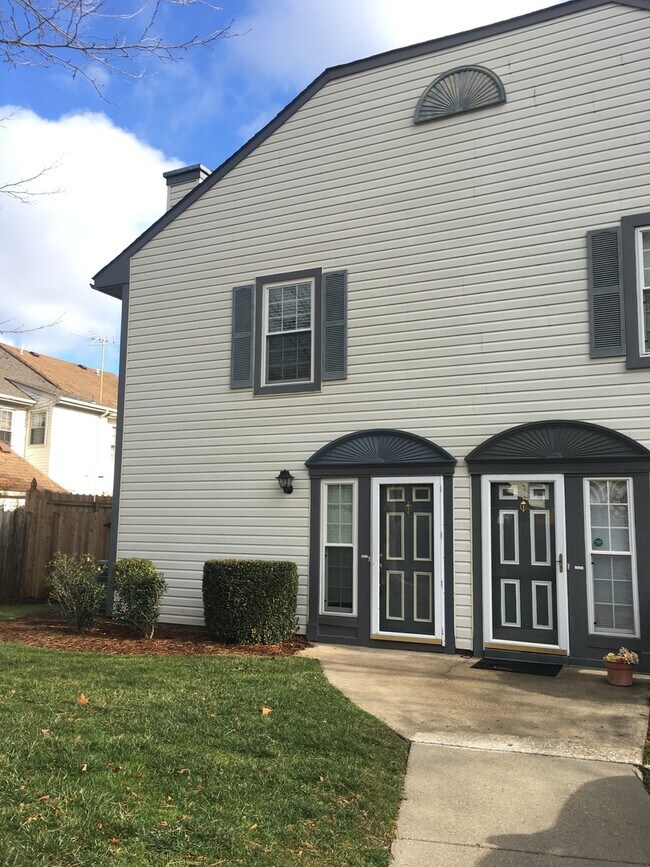 Building Photo - 656 Oleander Cir