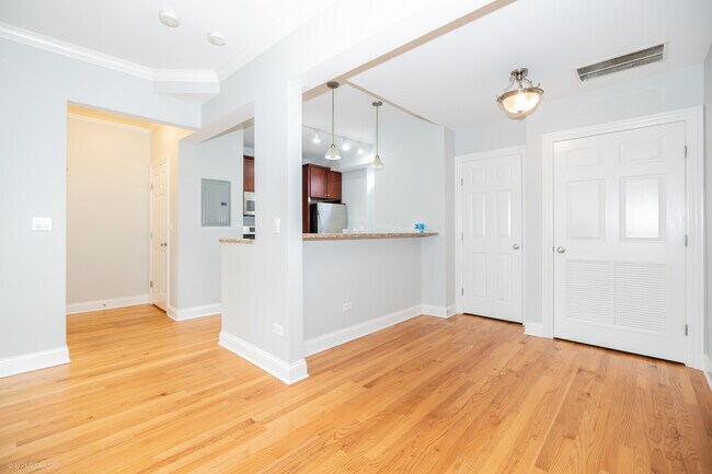 Building Photo - 2608 W Leland Ave