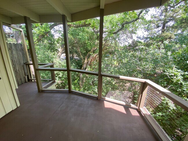 Building Photo - 2 Bed 2 Bath, LARGE Creek Side Apartment N...