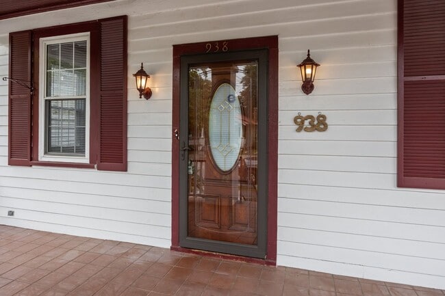 Building Photo - Incredibly Well Maintained & Beautiful Hom...