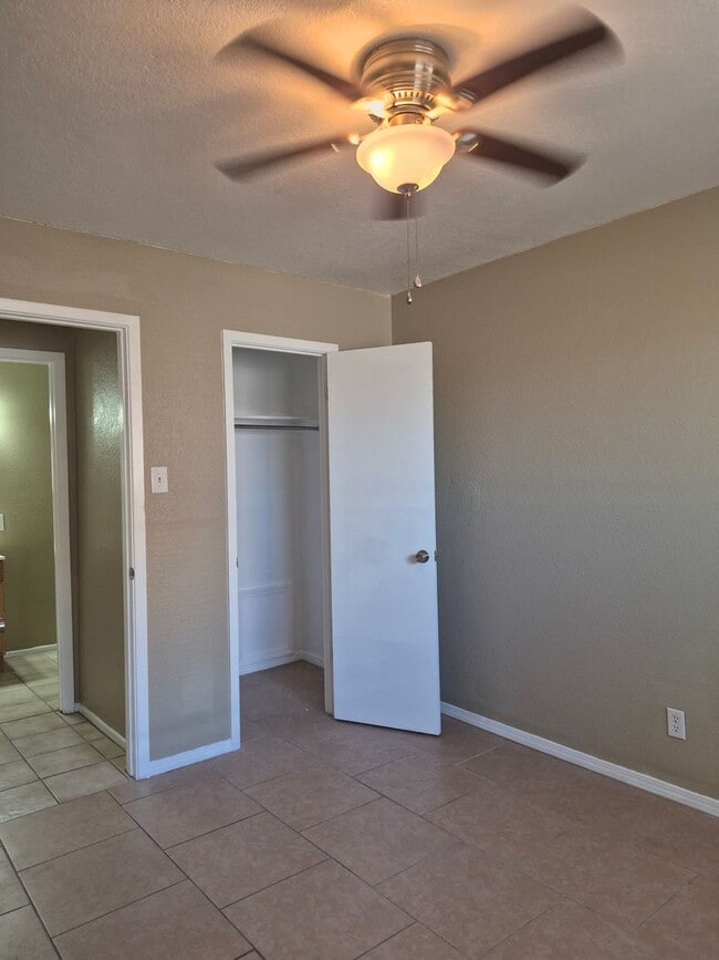 Building Photo - One Bedroom Apartment