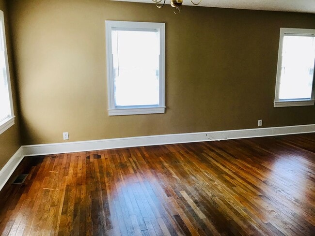 Building Photo - Rare Gem! Spacious and fantastic updated o...