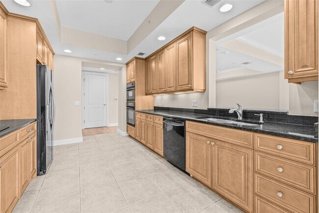 Building Photo - 300 Beach Dr NE