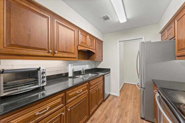 Building Photo - 25312 Plantation Dr NE