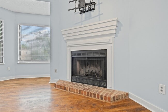 Building Photo - This beautifully maintained 2-bedroom, 2-bath 3rd Floor unit in Lake Wylie Woods is a Gem!