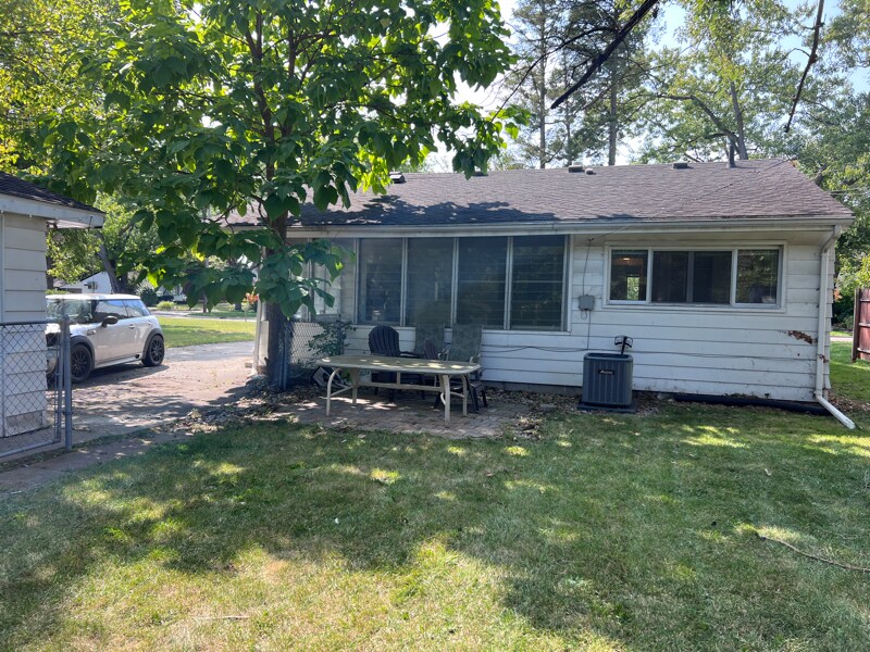 Building Photo - 3335 Springbrook St