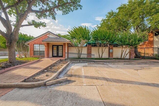 Building Photo - 2211 S Kirkwood Rd