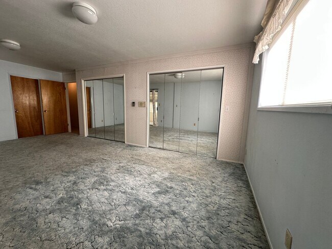 Building Photo - 5842 Henley Rd