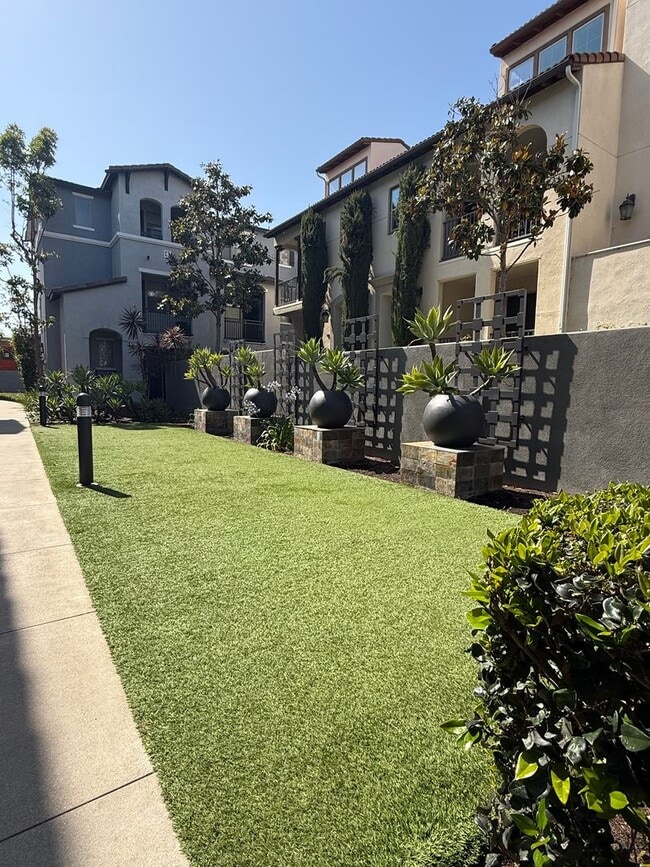 Building Photo - 2 Bedroom, 2.5 Bath Tri-level townhouse in Signal Hill