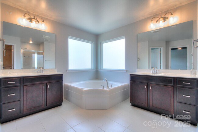 Building Photo - 3007 Silverwood Dr
