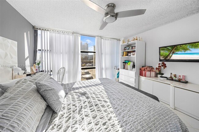 Building Photo - 800 Parkview Dr