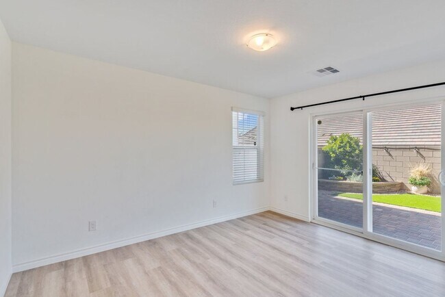 Building Photo - Spacious Three Story 3 Bed 3.5 Bath Smarth...
