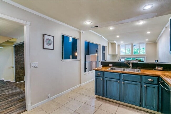 Building Photo - Beautifully Crafted 2/2.5/2 Town Home in Euless!