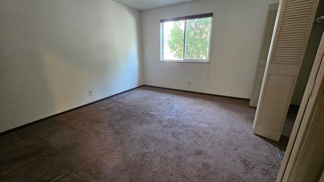 Building Photo - Condo with Garage, Private Patio & Unfinished Basement