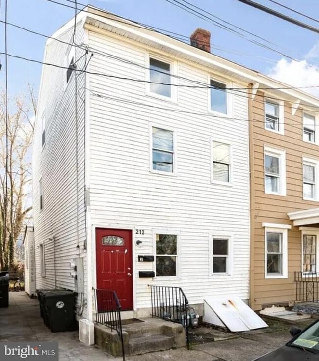 Primary Photo - 212 Jones Ave