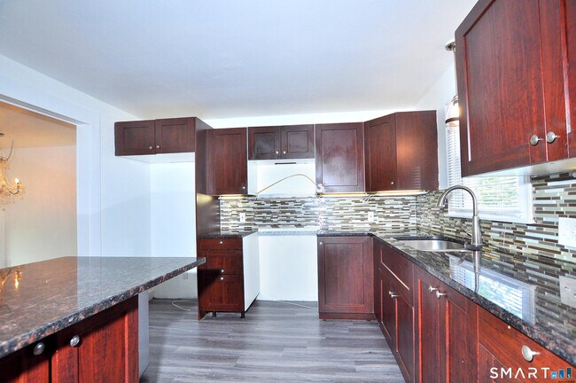 Building Photo - 13 Pleasant View Ave
