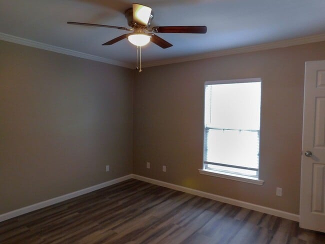 Building Photo - 107 Varsity Dr