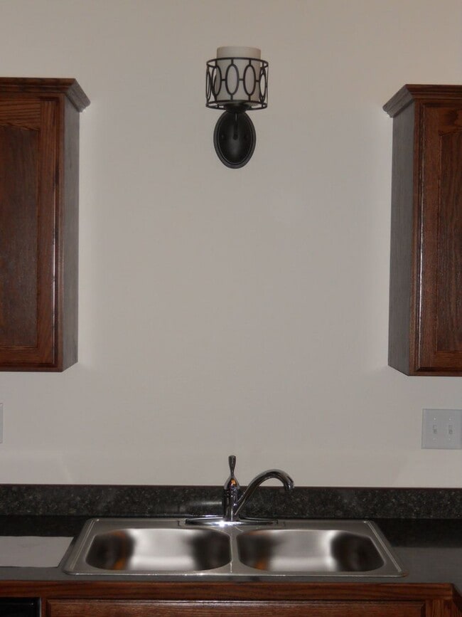 Building Photo - 3 Bed 3 Bath Twin Home