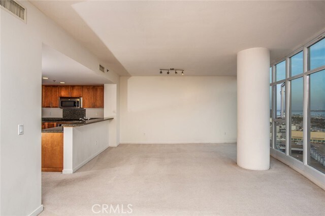 Building Photo - 411 W Seaside Way