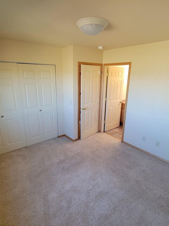 Building Photo - 3 Bedroom, 2.5 Bathroom Townhouse