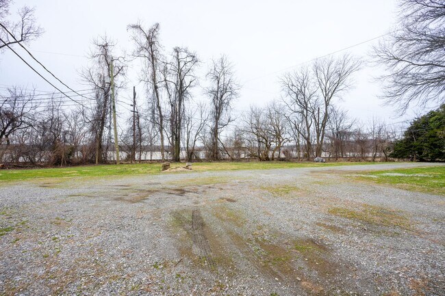 Building Photo - 2305 River Rd