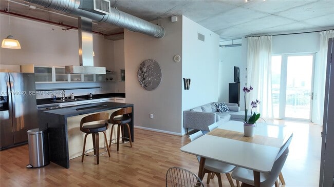 Building Photo - 10 SW South River Dr