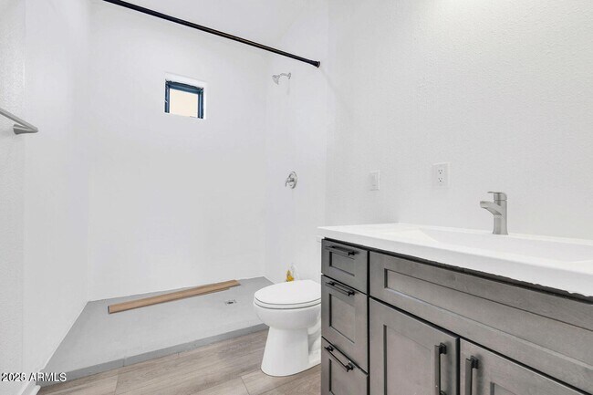 Building Photo - 832 S Farmer Ave