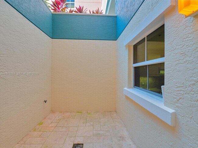 Building Photo - 2051 SE 3rd St