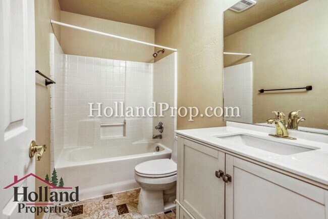 Building Photo - Beautifully Remodeled Beaverton Townhouse!