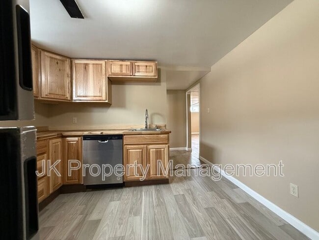 Building Photo - 528 21st Ave NE