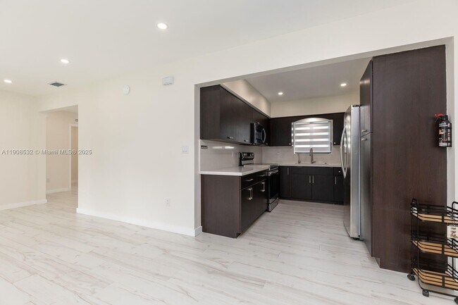 Building Photo - 5641 SW 67th Ave