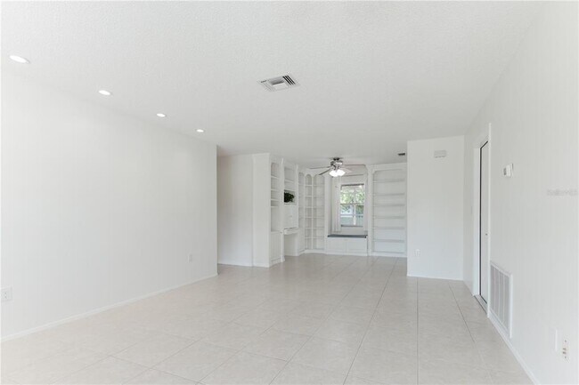 Building Photo - 6520 Meadowbrook Ln