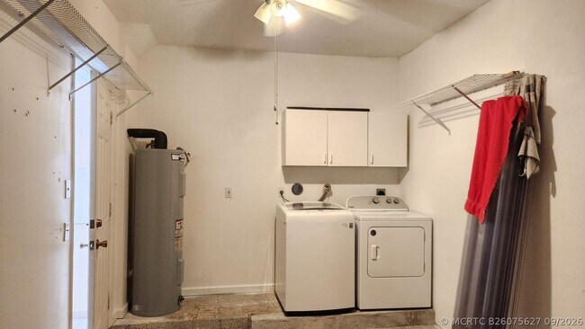 Building Photo - 271 Live Oak Ln