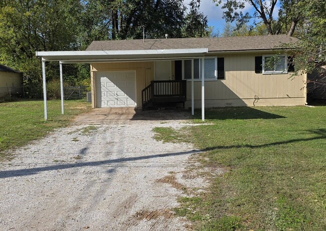 Primary Photo - 2 Bedroom house with garage, $950!!