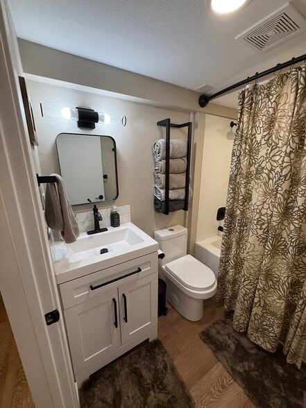 Building Photo - 4004 NW Columbia St