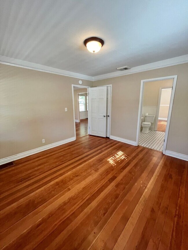 Building Photo - MOVE IN READY!! 2 BEDROOM 1 BATH W/OFFICES