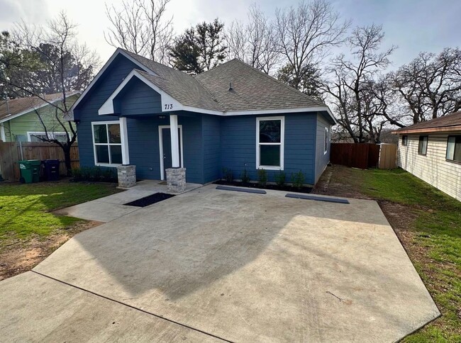 Building Photo - Charming 3 Bed 2 Bath Home - Fenced Backyard!
