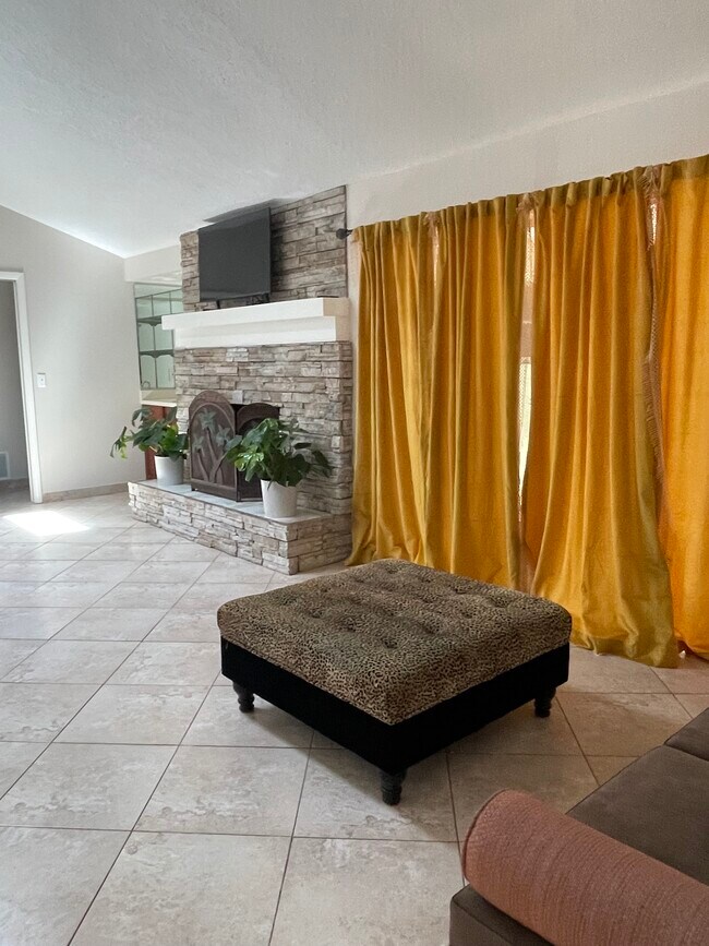 Building Photo - 305 Sweetwater Creek Dr W