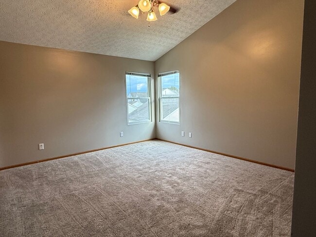 Building Photo - Charming 3 bedroom, 2.5 bath home located in Lehner Woods