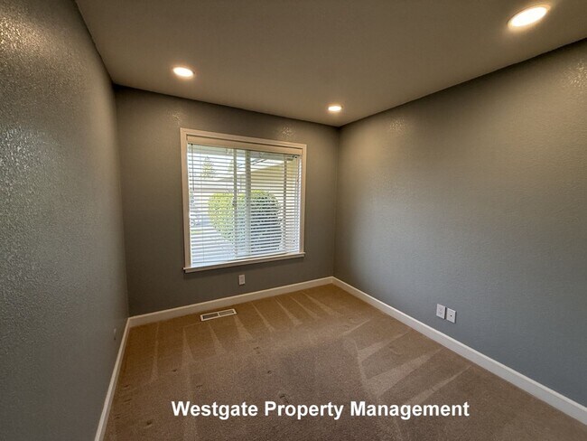 Building Photo - 574 Lorraine Ct N