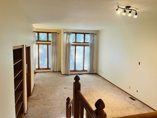 Building Photo - Amazing Attached Home in Lake Oswego is a Must See!