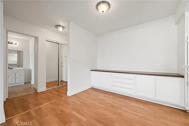 Building Photo - "Chic 1-Bed Retreat with Pool & Central Vacuum in Anaheim's Heart – 710 Sq Ft of Hardwood Elegance!"