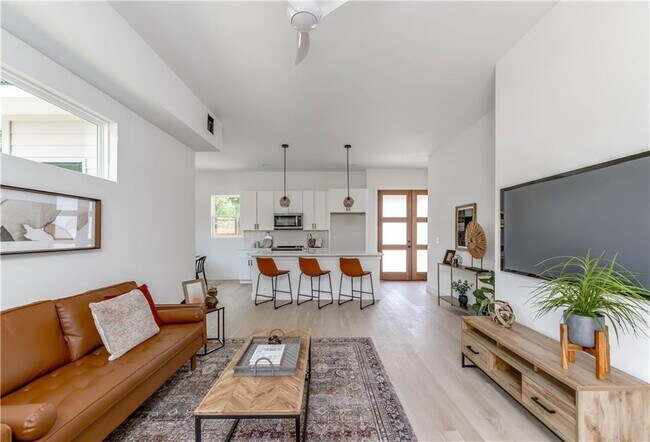 Building Photo - 4800 Vinson Dr