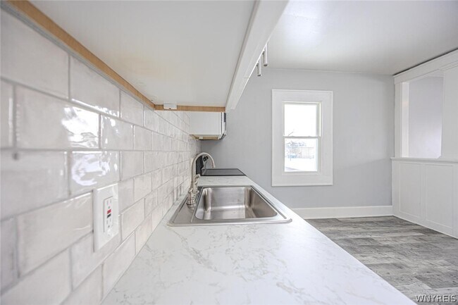 Building Photo - 1204 Niagara St