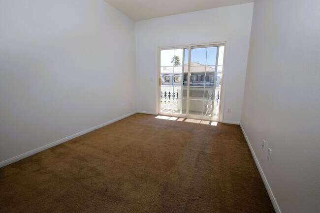 Building Photo - HUGE LOFT + 5 BEDROOMS IN SE