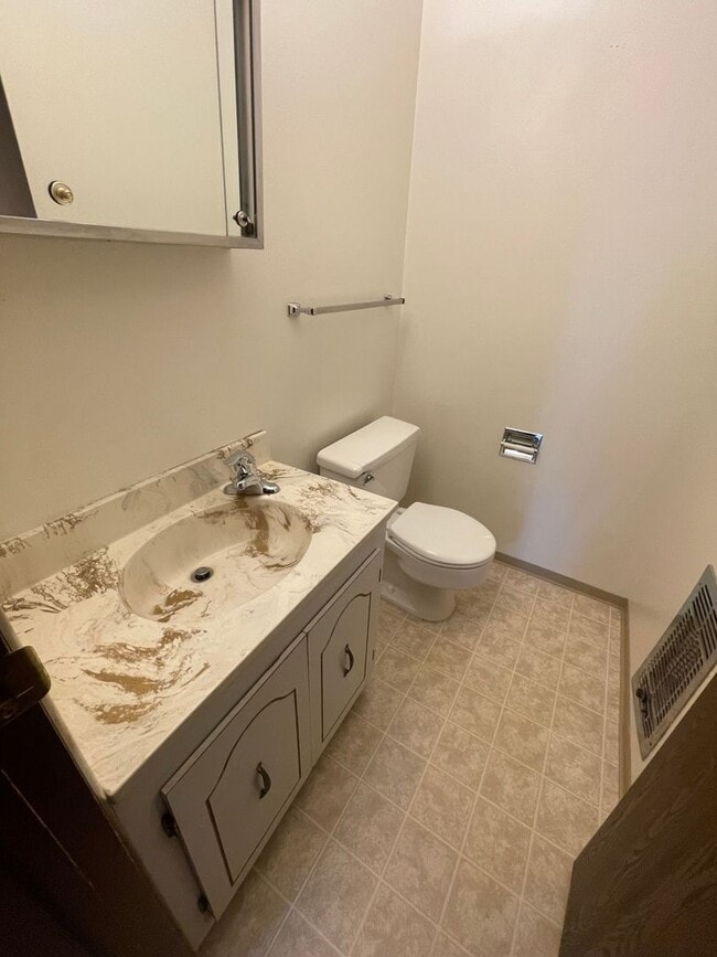 Building Photo - Convenient Florida Road Condo