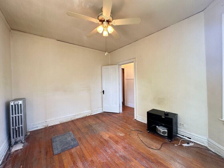Building Photo - 4830 W Addison St